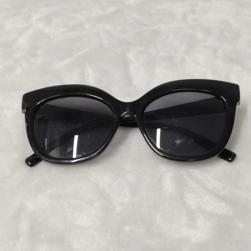 GAP Suzie Oversized Cat Eye Sunglasses Black Plastic Frame Dark Lenses - Picture 5 of 6